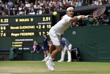 Roger Federer durante el partido de la final masculina de Wimbledon.