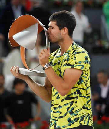 Carlos Alcaraz demostró en la final del Mutua Madrid Open que a los 20 años recién cumplidos su grado de madurez deportiva es altísimo. El número dos del mundo, que ahora tiene a tiro de un partido en Roma el número uno, venció en tres sets (6-4, 3-6 y 6-3) y 2h25 a Jan-Lennard Struff, el alemán de 33 años y 65º del mundo,