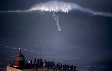 DICIEMBRE 2014. Un surfista coge una gran ola en Praia do Norte, Nazare, Portugal. 