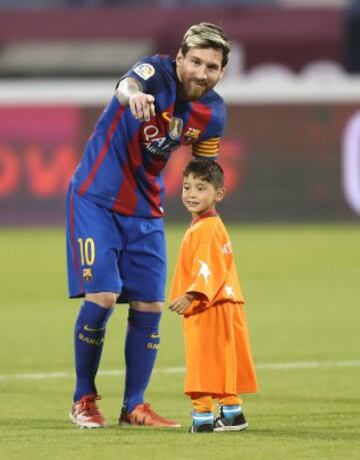 Messi and Afghan boy Murtaza Ahmadi before the match.