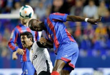 El centrocampista malí del Levante Sissoko cabecea un balón ante Parejo.