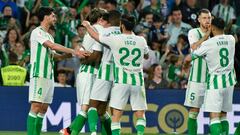 SEVILLA. 12/04/2024. - Los jugadores del Betis celebran el gol de Juan Miranda durante el partido de LaLiga perteneciente a la jornada 31 que Real Betis y Celta de Vigo disputan este viernes en el estadio Benito Villamarín de Sevilla. EFE/ Raúl Caro.
