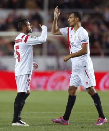 El defensa portugués del Sevilla Diogo José Rosário Gomes celebra con su compañero, el francés Timothée Kolodziejczak, el gol marcado ante ante el Espanyol, el primero del equipo, durante el partido de la vigésimo primera jornada de Liga de Primera División.