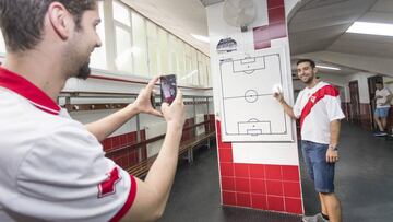 Los aficionados, en el tour por el estadio.