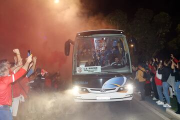 Los aficionados del C.D. Rincón reciben al autocar del equipo antes del partido frente al Espanyol. 
 
