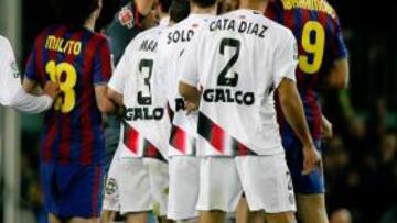 <b>EL COLOR DE LA JORNADA. </b>Teixeira muestra la tarjeta roja a Piqué rodeado de jugadores.