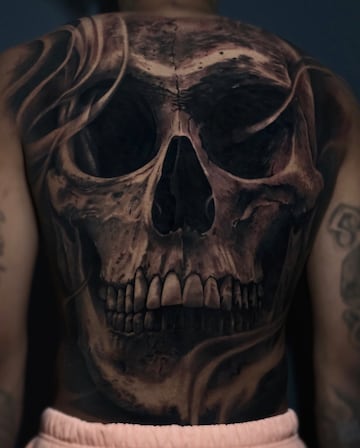Calavera tatuada en la espalda de Lil Durk,  miembro fundador del colectivo musical y discográfica Only the Family.​