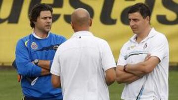 <b>PRECAVIDO. </b>Mauricio Pochettino, charlando esta semana con Manolo González y Miguel d'Agostino.