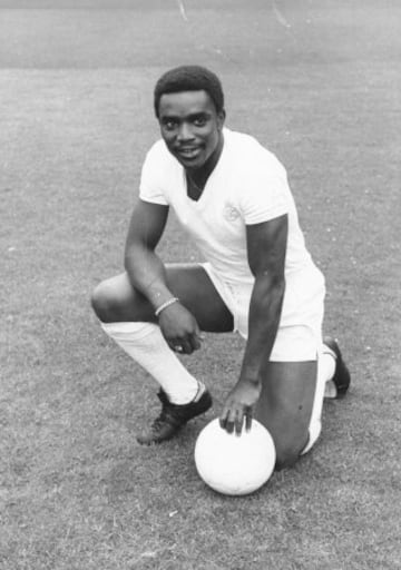 1956-1989 Laurie Cunningham, fue un futbolista inglés que jugaba como delantero. El jugador falleció trágicamente a los treinta y tres años en un accidente mientras conducía su vehículo a toda velocidad y sin cinturón. El percance ocurrió en Madrid la mañana del 15 de julio de 1989. Cunningham salió expulsado del coche al chocar contra un poste, quedando su cuerpo tendido sobre el asfalto. 