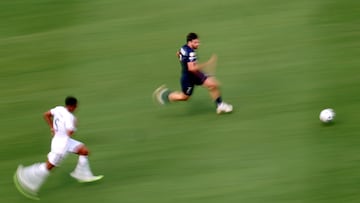 Soccer Football - FIFA Club World Cup - Semi Final - Paris St Germain v Real Madrid - MetLife Stadium, East Rutherford, New Jersey, U.S. - July 9, 2025 Paris St Germain's Khvicha Kvaratskhelia in action with Real Madrid's Jude Bellingham REUTERS/Hannah Mckay