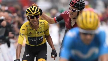 Bernal celebra su conquista del Tour junto a Geraint Thomas.