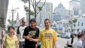 <b>PASEOS. </b>Calderón, Mumbrú y Carlos Jiménez pasearon ayer por las calles de Shanghai.