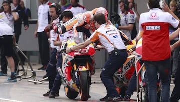 Márquez, saltando sobre su segunda moto en Sachsenring.