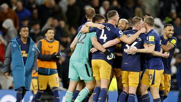 London (United Kingdom), 23/10/2022.- Players of Newcastle celebrate after winning the English Premier League soccer match between Tottenham Hotspur and Newcastle United in London, Britain, 23 October 2022. (Reino Unido, Londres) EFE/EPA/TOLGA AKMEN EDITORIAL USE ONLY. No use with unauthorized audio, video, data, fixture lists, club/league logos or 'live' services. Online in-match use limited to 120 images, no video emulation. No use in betting, games or single club/league/player publications
