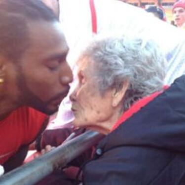 Dwayne Bowe volvió a Kansas City a besar a su ángel