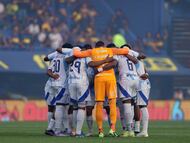 AMDEP385. BUENOS AIRES (ARGENTINA), 14/01/2026.- Jugadores de Millonarios se abrazan este miércoles, previo a un partido amistoso en homenaje al fallecido entrenador Miguel Ángel Russo entre Boca Juniors y Millonarios, en el estadio La Bombonera, en Buenos Aires (Argentina). EFE/ Adán González