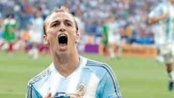 <b>DECISIVO CUCHU. </b>Esteban Cambiasso fue el encargado de marcar el penalti decisivo que llevó a la final de la Copa Confederaciones a Argentina. El tanto del ex madridista fue celebrado tanto por él mismo como por todos sus compañeros como su la albiceleste hubiera ganado una final. Pero la final es el miércoles... y ante Brasil.