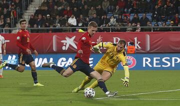 Dani Olmo, también debutante, puso el 5-0 en el marcador.