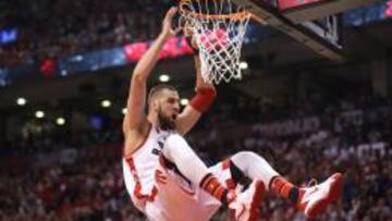 Paul George no pudo esta vez con el gigante Valanciunas