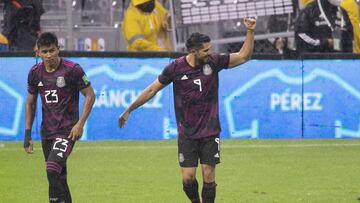 Henry Mart&iacute;n festeja el gol con el Tri