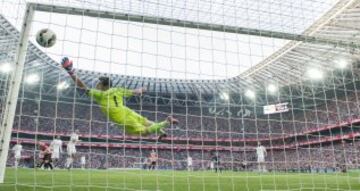 Aduriz marca el 1-0.