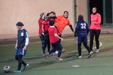 En abril, el comité de árbitros de la Asociación de Fútbol de Egipto permitió a Atalla y su colega Pousy Said oficiar un partido en las ligas de segunda y tercera división. El progreso allana el camino para permitir que las mujeres participen en la primera liga masculina. Pero a medida que las árbitras están luchando para ganar más terreno, algunas jugadoras se oponen a su presencia e incluso envían objeciones a la Federación. En la foto, Hanan Hassan.