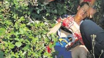<b>HERIDO. </b>El belga Rik Verbrugghen, entre la maleza, es atendido tras su caída.