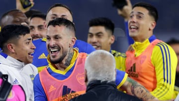 BUENOS AIRES, ARGENTINA - SEPTEMBER 11: Darío Benedetto of Boca Juniors celebrates with teammates after winning a match between Boca Juniors and River Plate as part of Liga Profesional 2022 at Estadio Alberto J. Armando on September 11, 2022 in Buenos Aires, Argentina. (Photo by Daniel Jayo/Getty Images)