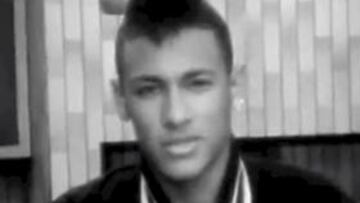 <b>MODELO. </b>Neymar posa escuchando música, jugando al billar...