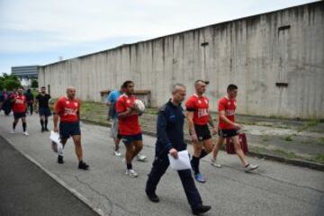  La Drola participa en una temporada regular jugando partidos reales contra equipos reales hechas por los jugadores libres. Este proyecto liderado por la asociación sin fines de lucro  “Ovale Oltre le Sbarre” promueve los valores éticos del deporte jugando al juego: la observación de las normas, la lealtad, la solidaridad, el apoyo mutuo de los compañeros y el respeto a los oponentes.