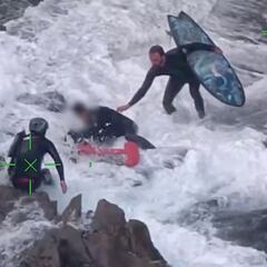 Graban el difícil rescate a un surfista atrapado entre la rocas