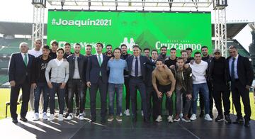 Multitudinario acto de renovación de Joaquín con el Betis