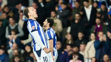 Mikel Oyarzabal, capitán de la Real Sociedad, celebra su gol al Barcelona.