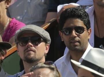 El actor Leonardo DiCaprio viendo el partido junto al presidente del PSG al-Khelaifi.