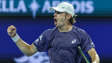 MIAMI (USA), 25/03/2025.- Alex De Minaur of Australia celebrate his victory against Joao Fonseca of Brazil during their Mens Singles 3rd Round at the 2025 Miami Open tennis tournament at the Hard Rock Stadium in Miami, Florida, USA, 24 March 2025. (Tenis, Brasil) EFE/EPA/CRISTOBAL HERRERA-ULASHKEVICH