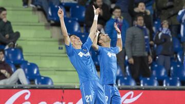 Fajar y Ángel celebran el primer gol del canario al Celta.