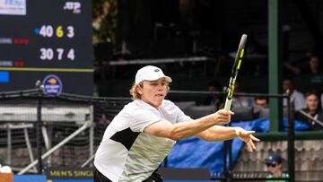 El tenista estadounidense Alex Michelsen devuelve una bola durante su partido ante Maxime Cressy en el Torneo de Newport.