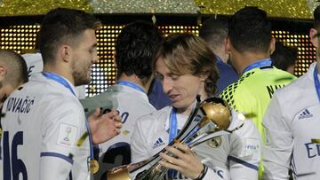Kovacic y Modric con el trofeo de campeón del Mundial de Clubes.