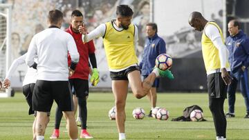 Garay se apunta al partido. El argentino, tras dar el susto en Málaga, se ejercitó ayer sin problemas.