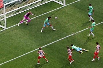 1-3. Saque de banda de Marcos Llorente que la pone dentro en el ¨¢rea de los Sounders. Aleksander Sorloth pugna con el central y prolongan el bal¨®n al segundo palo, donde aparece Pablo Barrios, solo, para colocar el esf¨¦rico al palo largo de Stefan Frei y anotar el tercero.