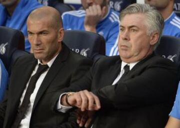 Carlo Ancelotti y Zinedine Zidane durante el partido de Liga correspondiente a la décima jornada de liga entre el Barcelona y el Real Madrid en el Camp Nou.