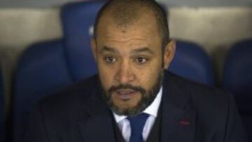 El entrenador del Valencia, el portugués Nuno Espirito Santo, en el banquillo durante el partido de su equipo ante el Espanyol.