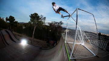 Tom Schaar patinando sobre una portería de fútbol