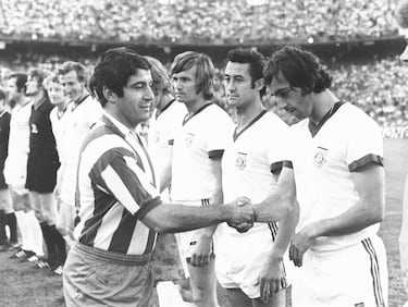 En 1972 se realizó un partido homenaje a Collar en el Vicente Calderón en un partido ante el Bayern Múnich. En la imagen, el eterno capitán rojiblanco se saluda con Gerd Müller, uno de los goleadores más letales de la historia.