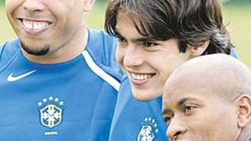<b>CON BRASIL</B>. Ronaldo se divirtió ayer en Teresópolis. En la imagen, posa con Kaká y Zé Roberto.