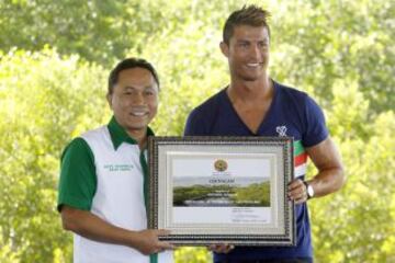 Cristiano Ronaldo recibe un certificado como nuevo embajador del Foro para la conservación de los manglares de manos del ministro indonesio de Bosques, Zulkifli Hasan.