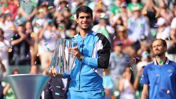 INDIAN WELLS, CALIFORNIA - MARCH 17: Carlos Alcaraz of Spain holds his winners trophy after his straight sets victory against Daniil Medvedev in the Men's Final during the BNP Paribas Open at Indian Wells Tennis Garden on March 17, 2024 in Indian Wells, California. Clive Brunskill/Getty Images/AFP (Photo by CLIVE BRUNSKILL / GETTY IMAGES NORTH AMERICA / Getty Images via AFP)