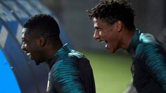 Todibo sonr&iacute;e con Demb&eacute;l&eacute; en un entrenamiento del Bar&ccedil;a.