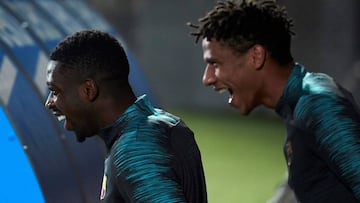 Todibo sonr&iacute;e con Demb&eacute;l&eacute; en un entrenamiento del Bar&ccedil;a.