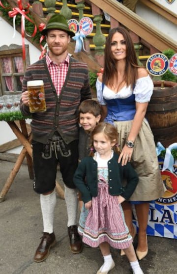 Xabi Alonso con su esposa Nagore Aramburu.